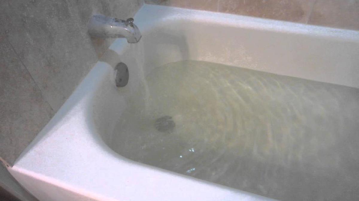 De acuerdo con la Cruz Roja es una terrible idea llenar la bañera para tomarse esa agua durante un huracán.