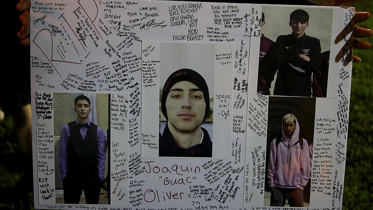 Estudiantes colocan carteles y velas el jueves 15 de febrero del 2018 en el anfiteatro Pines Trails por las víctimas del tiroteo el día anterior en la secundaria Marjory Stoneman Douglas, en Parkland.