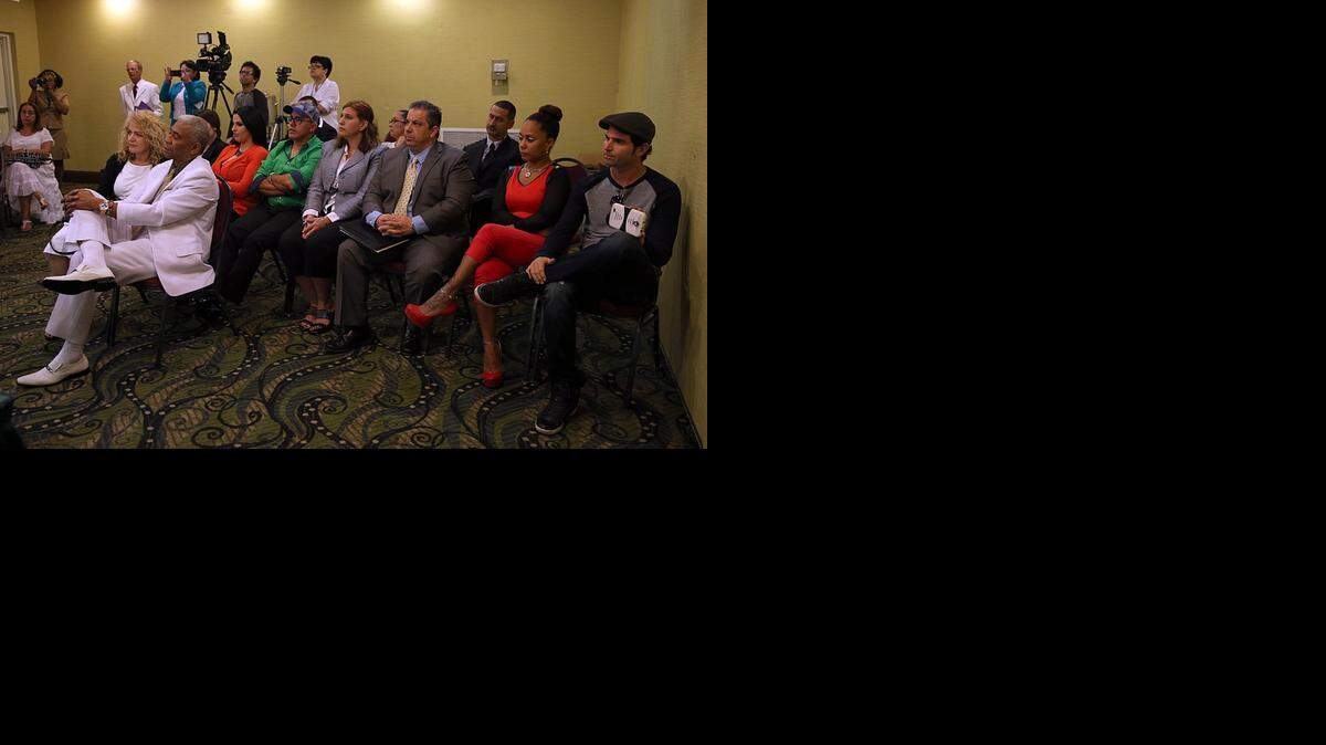 <cutline_leadin>SANTEROS deL</cutline_leadin> sur de <252>la Florida asistieron a la reunión de la organización Kola Ifa Miami y la iglesia Babalú Ayé en el hotel Ramada de Hialeah.