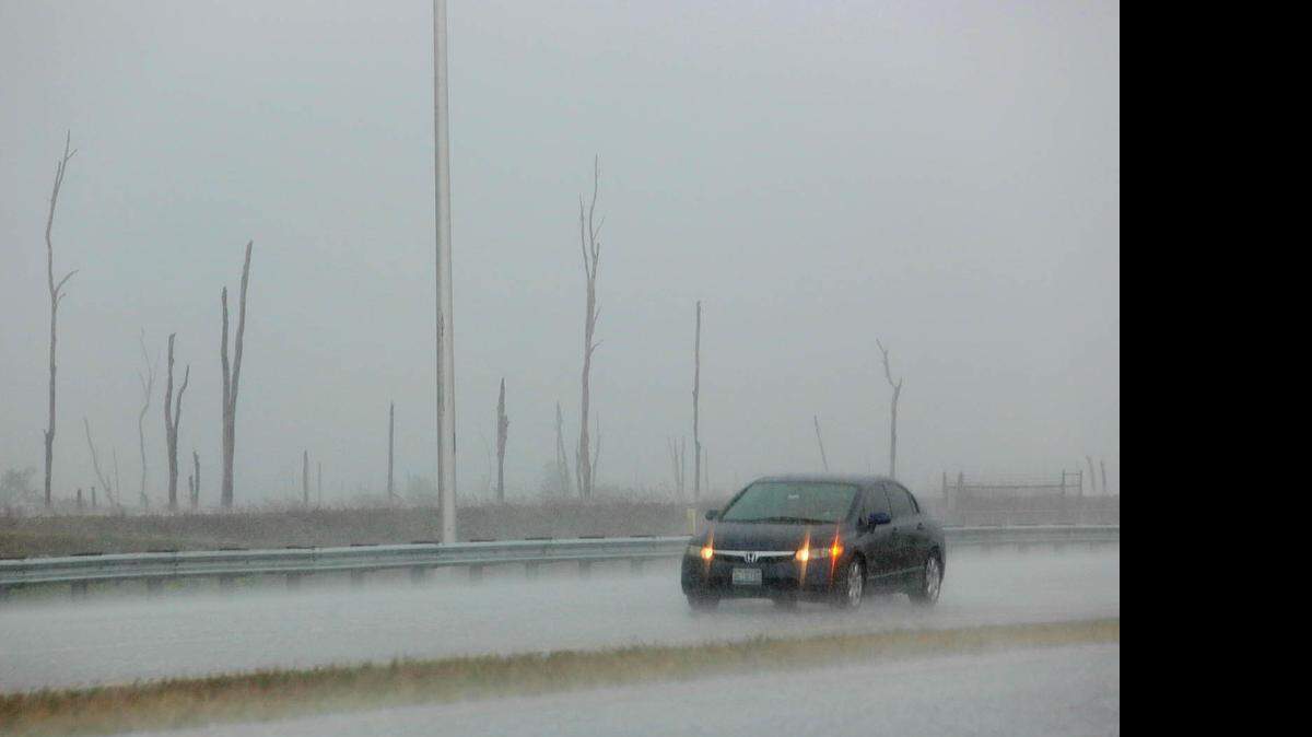
Las lluvias torrenciales del martes por la mañana que afectaron diferentes partes de Miami hicieron poco para calmar un incendio forestal que ha consumido más de 2,000 acres en el suroeste del condado.
