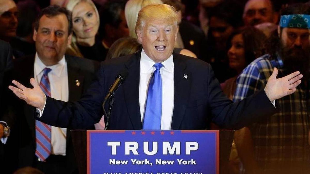 El empresario Donald Trump da un discurso tras una de sus victorias la semana pasada.