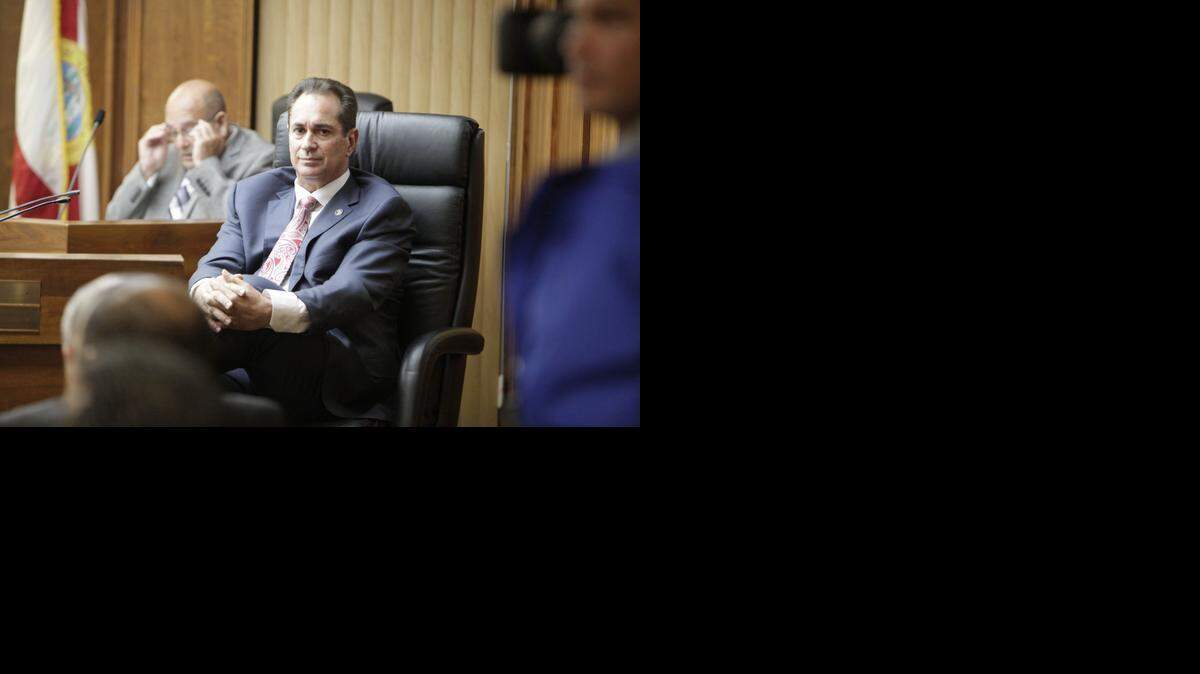 
El alcalde José M. Díaz reunido con el Concejo de Sweetwater.
