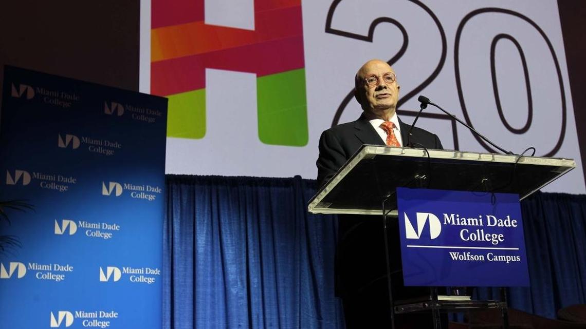 Eduardo Padrón, presidente del Miami Dade College, habla durante la Cumbre de la Felicidad el jueves en el Wolfson Campus Chapman Center.