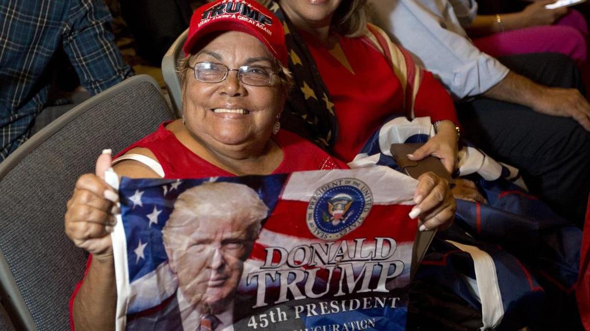 Olga Berrio muestra su apoyo por el presidente Donald Trump en el Teatro Manuel Artime de La Pequeña Habana, Miami, el viernes, 16 de junio de 2017.