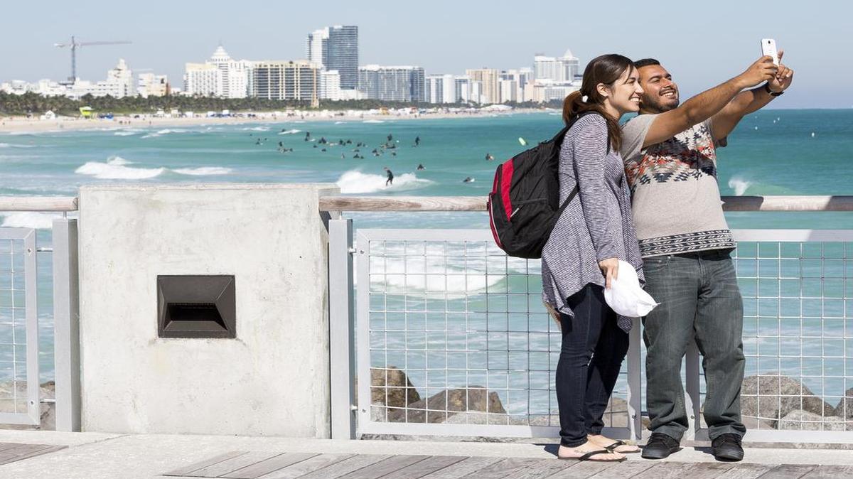 Dos turistas de California, Branden y Kristen Marín, se toman una foto en South Pointe Park, en Miami Beach, el 24 de enero del 2016.