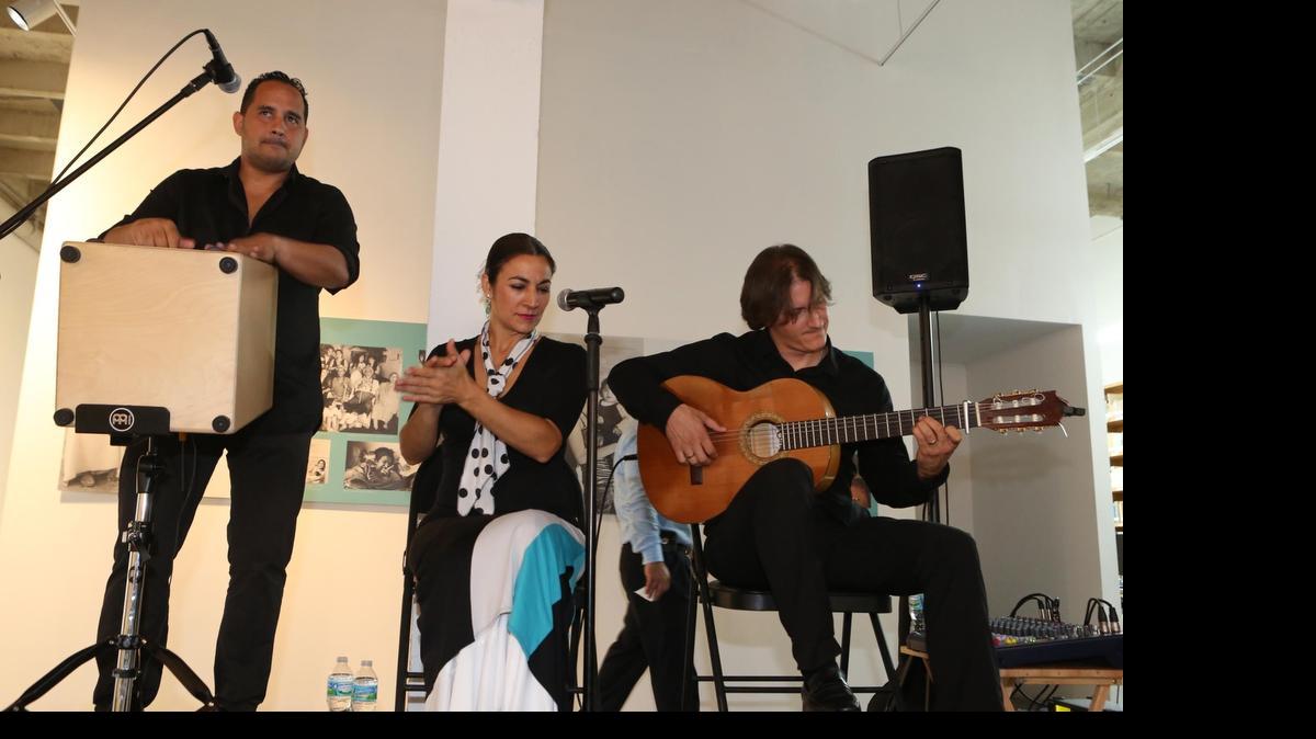 
El grupo De Ida y Vuelta tocó en la noche de apertura de la exposicíon ‘Vidas gitanas’ en el Centro Cultural Español.
