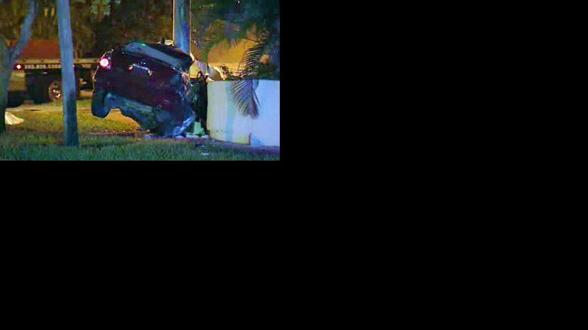 Un Nissan Altima perdió el control y terminó incrustado en un poste de luz . Los tres ocupantes del vehículo murieron en el impacto.