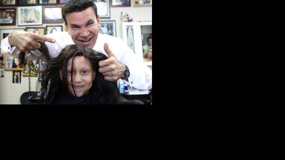 
El estilista Gilberto Febles, de Gilberto Hair Center trabaja en la peluca de Fernanda Pérez.
