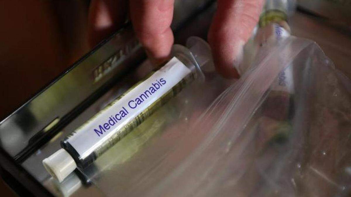 David Mulford, de Kansas, muestra una jeringa con aceite de marihuana medicinal que se usa para aliviar los síntomas de varias enfermedades.
