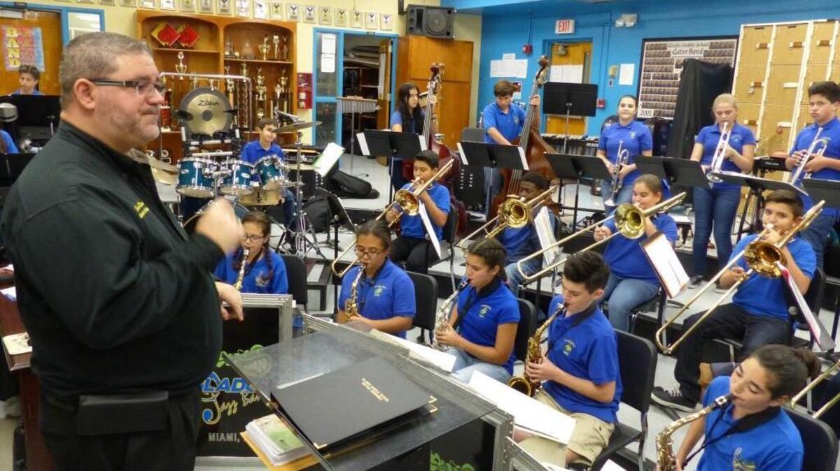 
El profesor Erich Rivero mientras dirige el ensayo de la banda de jazz, integrada por estudiantes de la escuela Glades Middle School.
