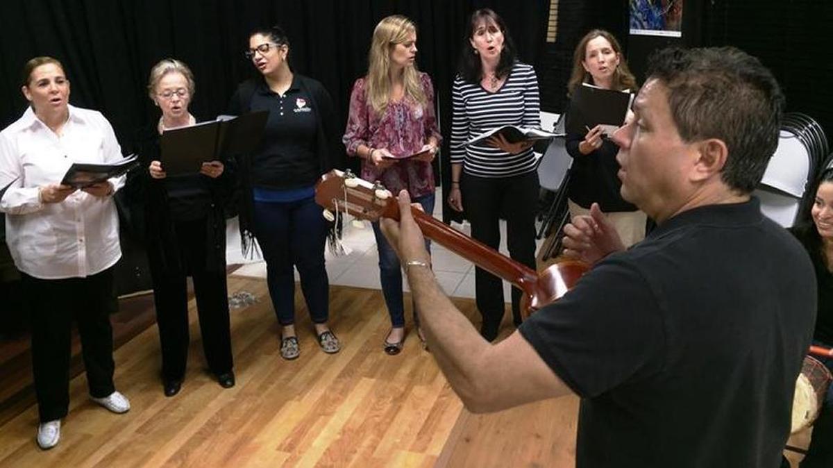 Carlos Carreño dirigiendo el coro navideño durante un ensayo, en Weston, a principios de diciembre.