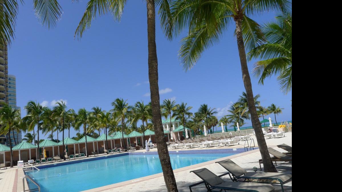 
La piscina del hotel sea Viewm una de las muchas propiedades relacionadas con las operaciones de la policía de investigaciones de Bal Harbour.


