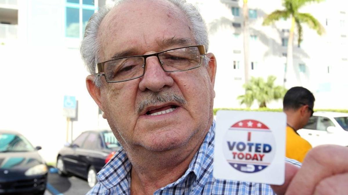 Rolando Rivero muestra su sello de votante, al salir del centro de votacion de la calle 57 avenidad y la 7 del N.W. el martes, 3 de noviembre del 2015. Rivero, vecino de los edificios de condominios Blue Lagoon en la 57 avenidad y la 7 del N.W., manifestó que su voto fue para el comisionado Willy Gortm