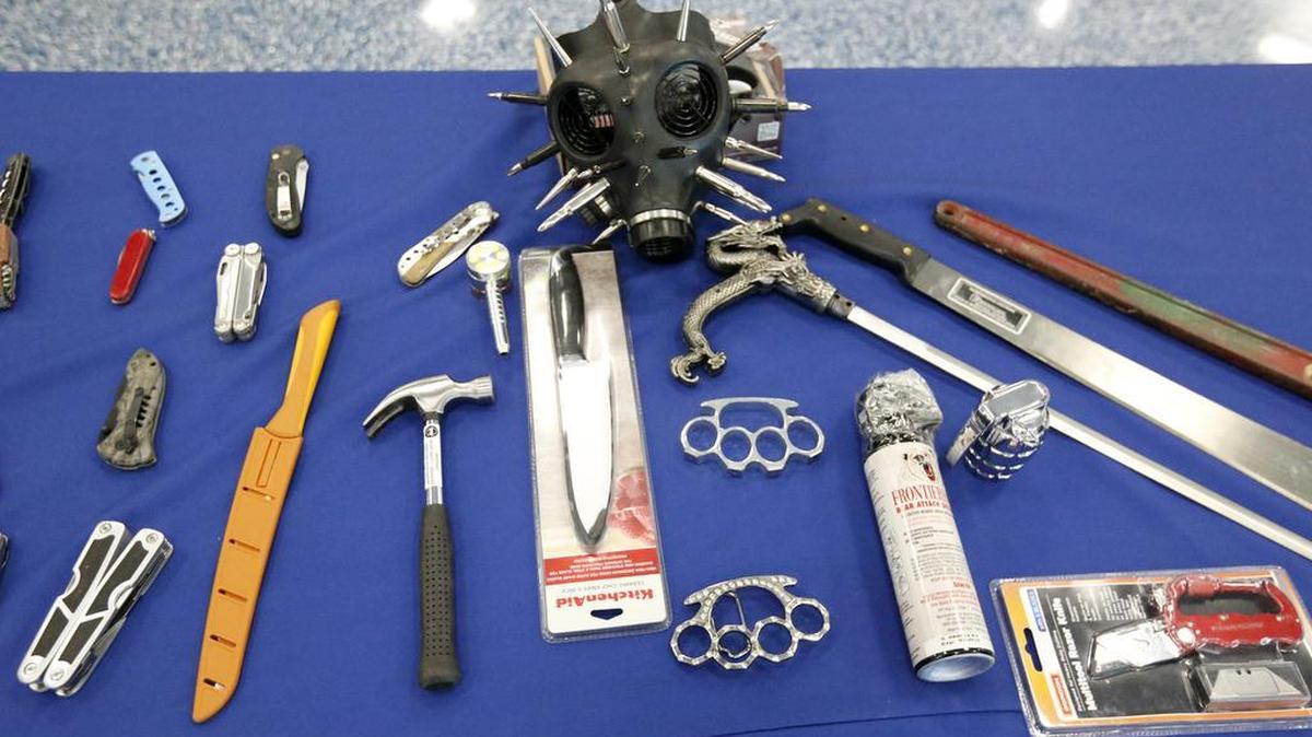 Una muestra de objetos prohibidos que han sido decomisados por agentes de TSA en el Aeropuerto Internacional de Miami.