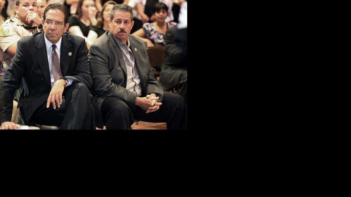 
El comisionado Xavier Suárez, a la izquierda, en un evento local en esta foto de archivo
