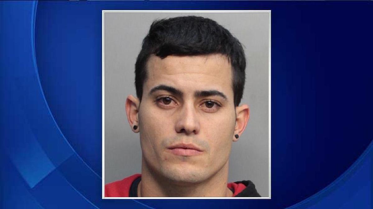 José Antonio Gort, de 26 años, está acusado de mostrar sus órganos sexuales en tres ocasiones en el estacionamiento del Dadeland Mall.