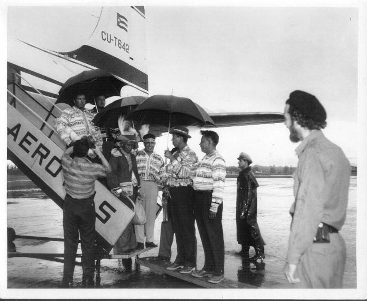 Una delegación de los Miccosukee llega a Cuba en 1959 para negociar el reconocimiento del gobierno cubano.