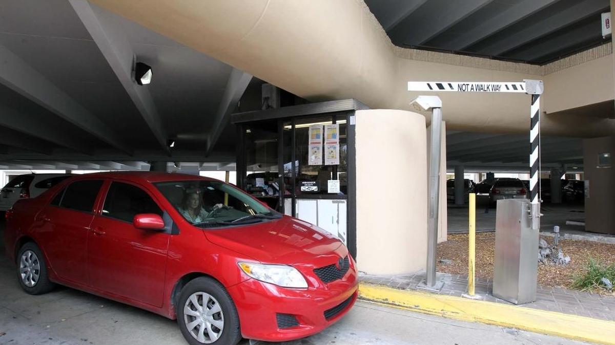 Un vehículo sale de un estacionamiento público en enero pasado en Coral Gables.
