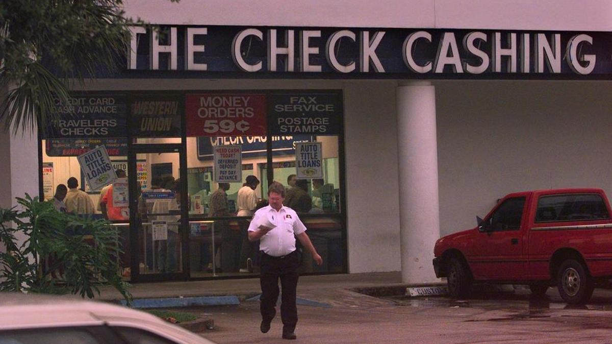 
Las agencias de cambio de cheques del sur de Florida están bajo nuevo escrutinio por parte de los reguladores federales debido a reiteradas transacciones fraudulentas hechas por personas que usan sus servicios.
