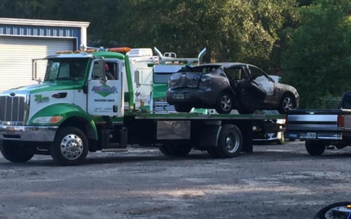 El auto incendiado de la repartidora de pizzas que fue secuestrada en Jacksonville.
