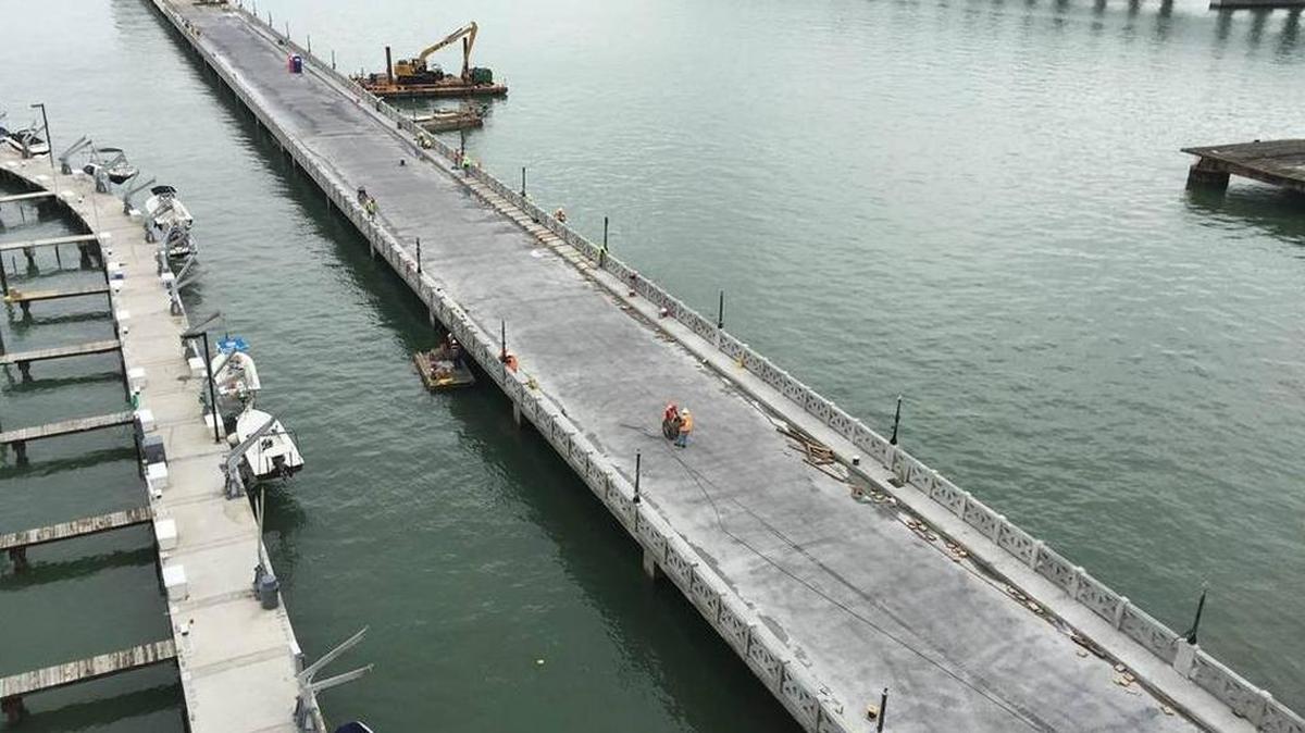 Los equipos de construcción trabajan en el puente al oeste de la calzada veneciana el 16 de febrero.