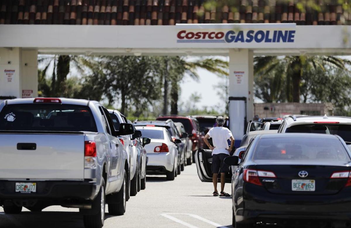 Carros esperan en línea para llenar sus tanques de gasolina ante el paso del huracán Irma en Miramar Lakes, Florida, el 13 de septiembre de 2017.