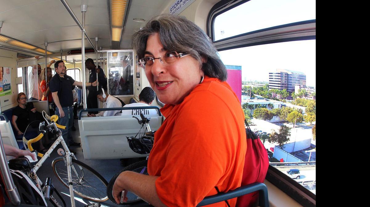 
La Comisionada de Miami-Dade, Daniella Levine Cava, viajó con su bicicleta en el Metrorail durante una entrevista con el Nuevo Herald el pasado mes de marzo. 

