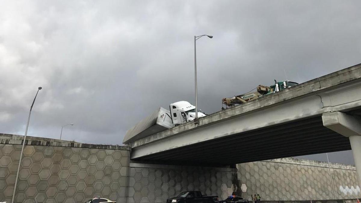 El tractor-remolque se volcó en un elevado de la Interestatal 95.