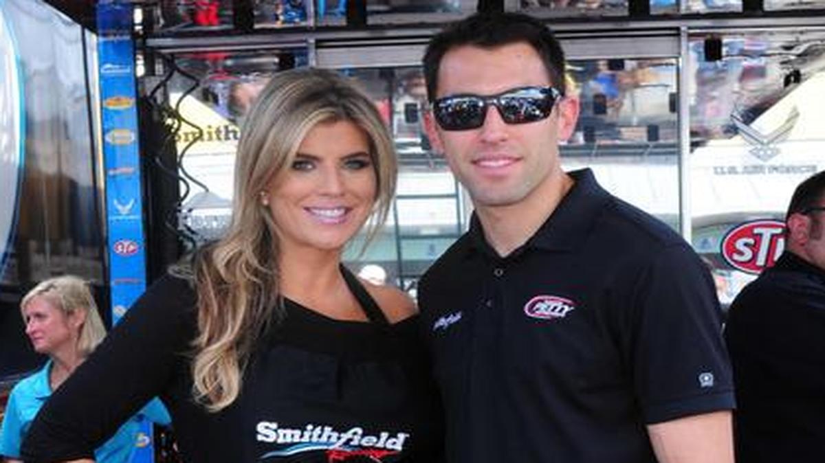 
La autora, la chef de origen cubano Ana Quincoces posando junto al piloto de Nascar, Aric Almirola.


