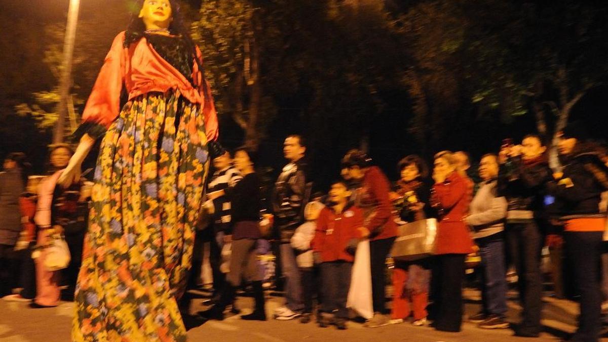 La Gigantona, un personaje típico del folclór nicaragüense, baila con los asistentes a La Gritería.