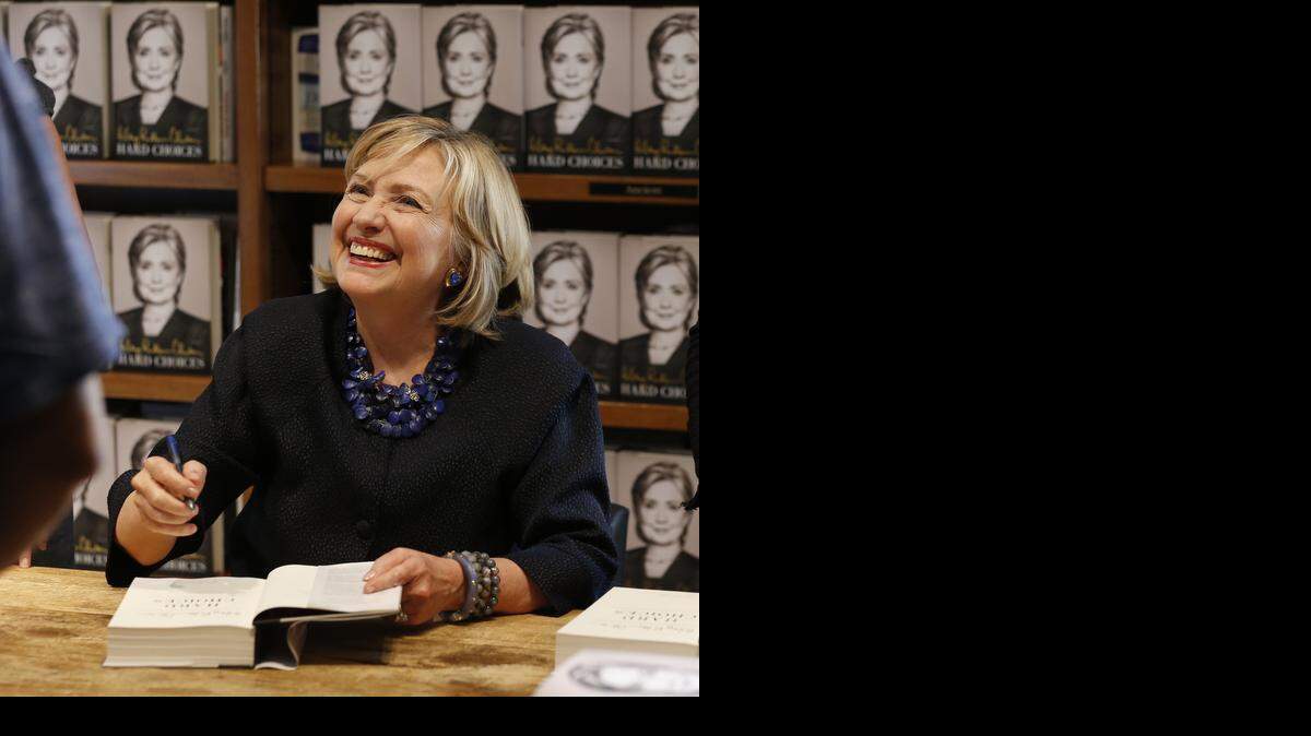 
Hillary Clinton firma autógrafos durante la presentación de su libro “Hard Choices”, este jueves, en la librería Books and Books de Coral Gables.


