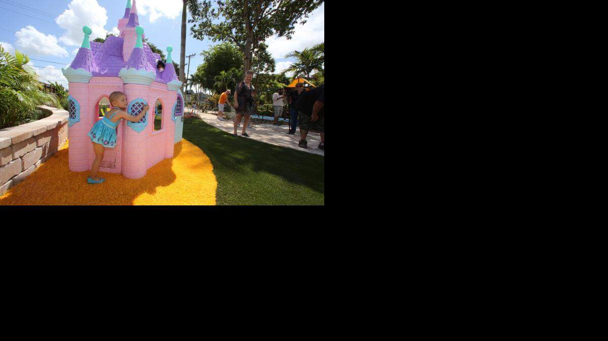 
Daniella Collazo, de 2 años, juega en su nuevo castillo en el recién construido parque en su casa en Miami Springs.
