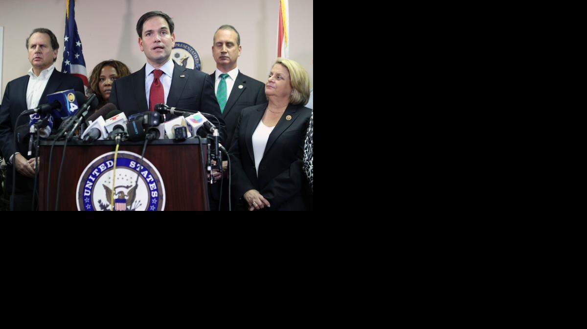 
El senador Marco Rubio se unió a varios legisladores del sur de la Florida en su crítica a las medidas de restablecer relaciones diplómaticas con Cuba, el jueves 18 de diciembre de 2014, en Miami. Lo acompañan (de izq. a der.): el ex congresista Lincoln Díaz-Balart, la disidente Iris Tamara Pérez, y los congresistas Mario Díaz-Balart e Ileana Ros-Lethinen. 
