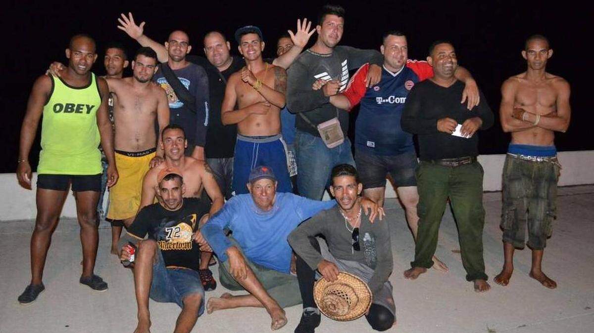 Veinticuatro cubanos llegaron a la costa de Cayo Hueso el lunes.