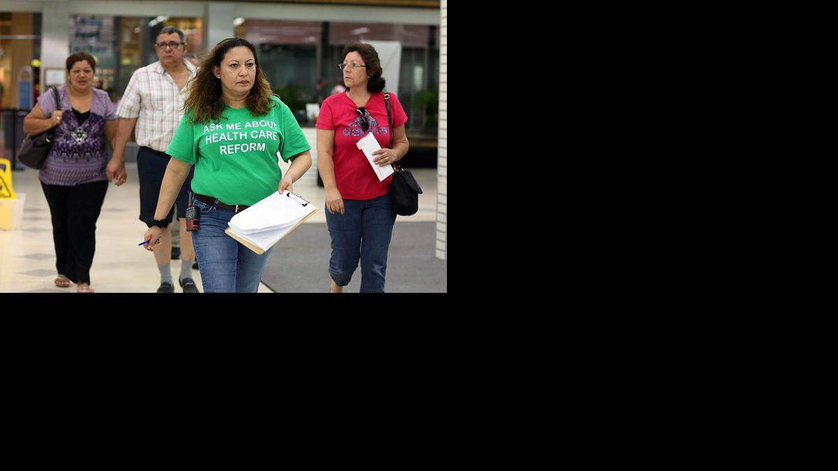 
Leonor Delgado guía a unas personas interesadas en aplicar hacia la mesa correcta, el sábado en el Mall of the Americas.


