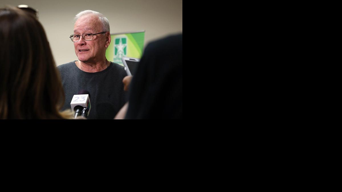 
El residente de Miami Pedro Luis Soler habla con los medios de prensa el jueves tras darse a conocer la demanda.


