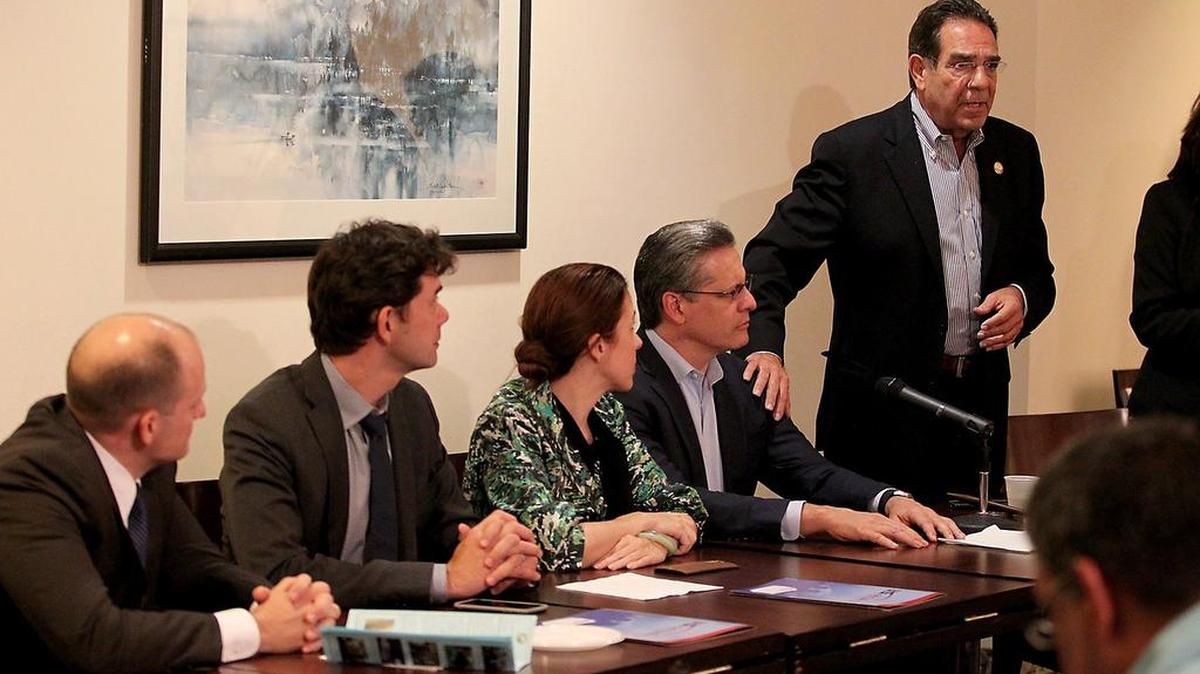 Panel organizado el miércoles pasado por la Asociación de Vecinos de Brickell. De izquierda a derecha el representante estatal José Javier Rodríguez, el comisionado de la ciudad de Miami Ken Russell, la miembro de la Junta Escolar Raquel Regalado, el senador estatal Miguel Díaz de la Portilla y el comisionado condal Xavier Suarez.