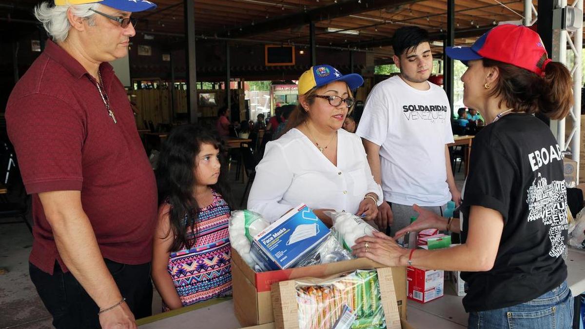 Venezolanos entregan donaciones de medicinas y artículos de necesidad en Miami para los jóvenes que manifiestan en las calles de su país.