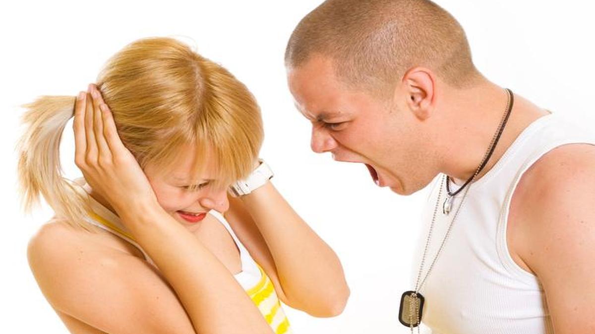 Los problemas de autoestima entre los jóvenes son uno de los indicadores de que pueden verse afectados por la violencia de pareja.