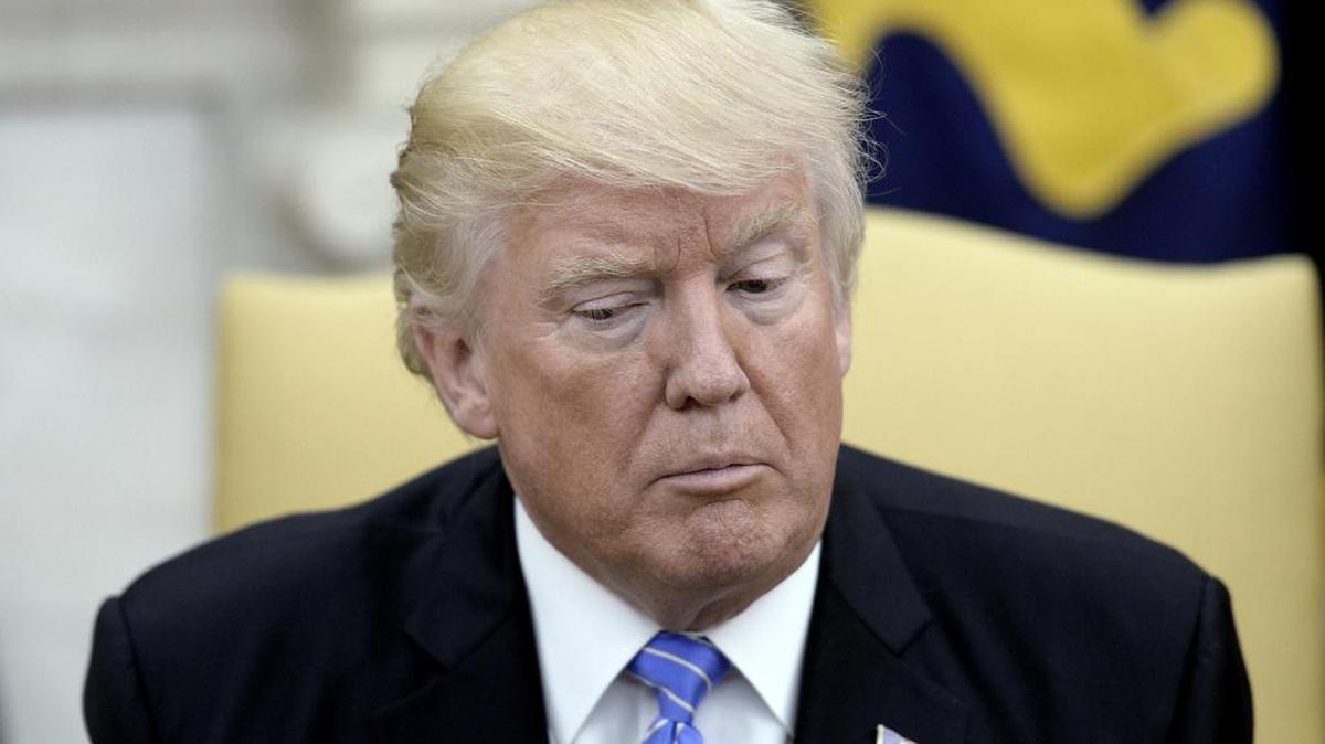 El presidente de los Estados Unidos, Donald Trump (d), conversa con su homólogo ucraniano, Petró Poroshenko (no en la imagen), durante su reunión en el Despacho Oval, en la Casa Blanca, Washington (Estados Unidos) el 20 de junio de 2017.