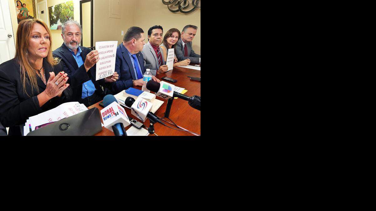 
Los activistas por los derechos de los inmigrantes Carmen Giménez, Pastor Rubén Giménez, Francisco Portillo, Cristol Contreras, Jenny Mansur y el candidato Benjamín De Yurre durante una conferencia de prensa, el lunes.
