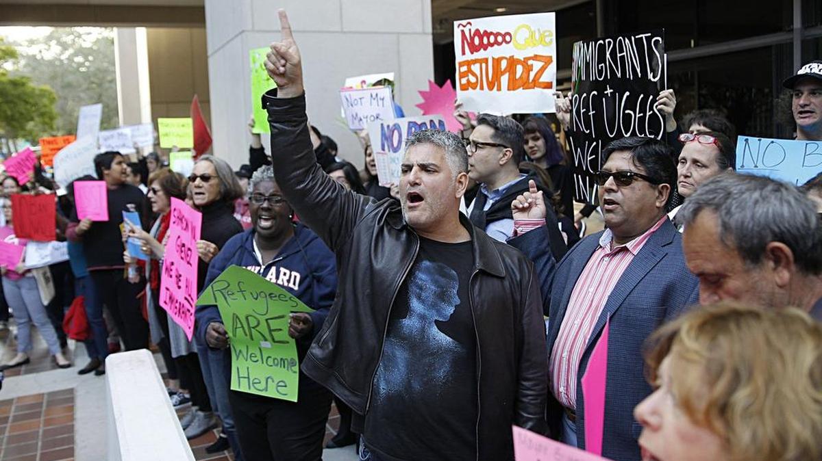 Manifestantes protestan el pasado 31 de enero frente al edificio del gobierno del Condado Miami-Dade en el downtown contra la decision del alcalde Carlos Giménez sobre inmigrantes indocumentados.