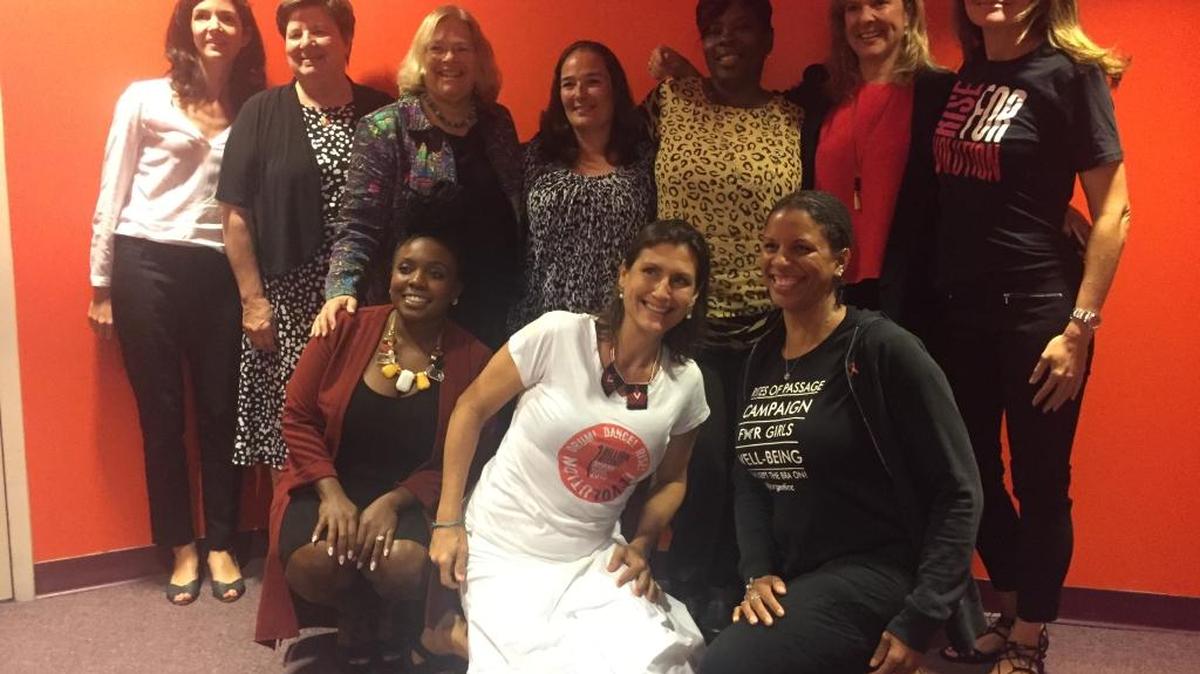 Un grupo de mujeres participa el jueves en un evento sobre violencia de género, organizado por el Fideicomiso de Mujeres de Miami-Dade y el movimiento One Billion Rising.