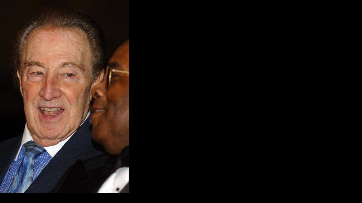 
Dos leyendas del jazz, Buddy DeFranco (izq.) y Freddie Hubbard, comparten unas risas en el 2006 durante la ceremonia de premiación de los Maestros del Jazz. DeFranco falleció esta semana a los 90 años.

)
