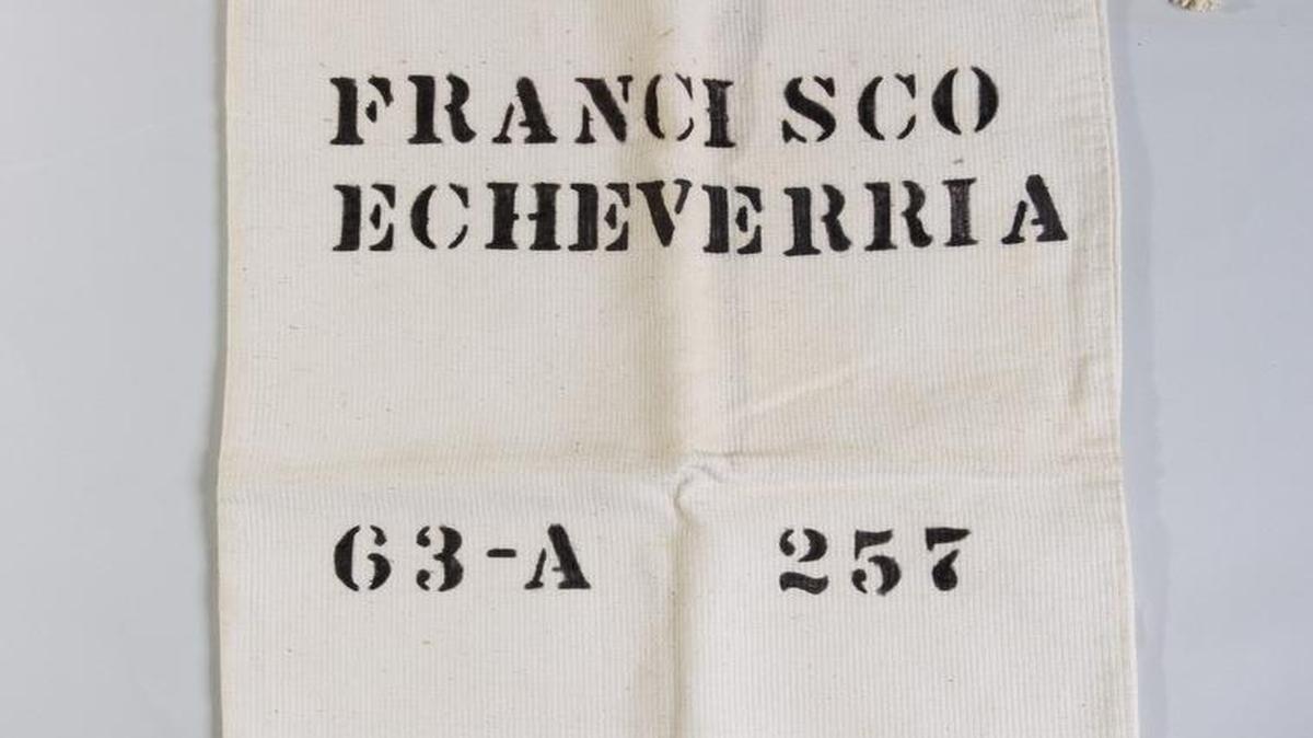 
 Fotografía cedida en donde aparece la bolsa de lavanderia de con el nombre y número de Francisco "Frank" Echeverría durante su estancia en el campo de Opa Locka en el marco de la "Operación Pedro Pan". 
