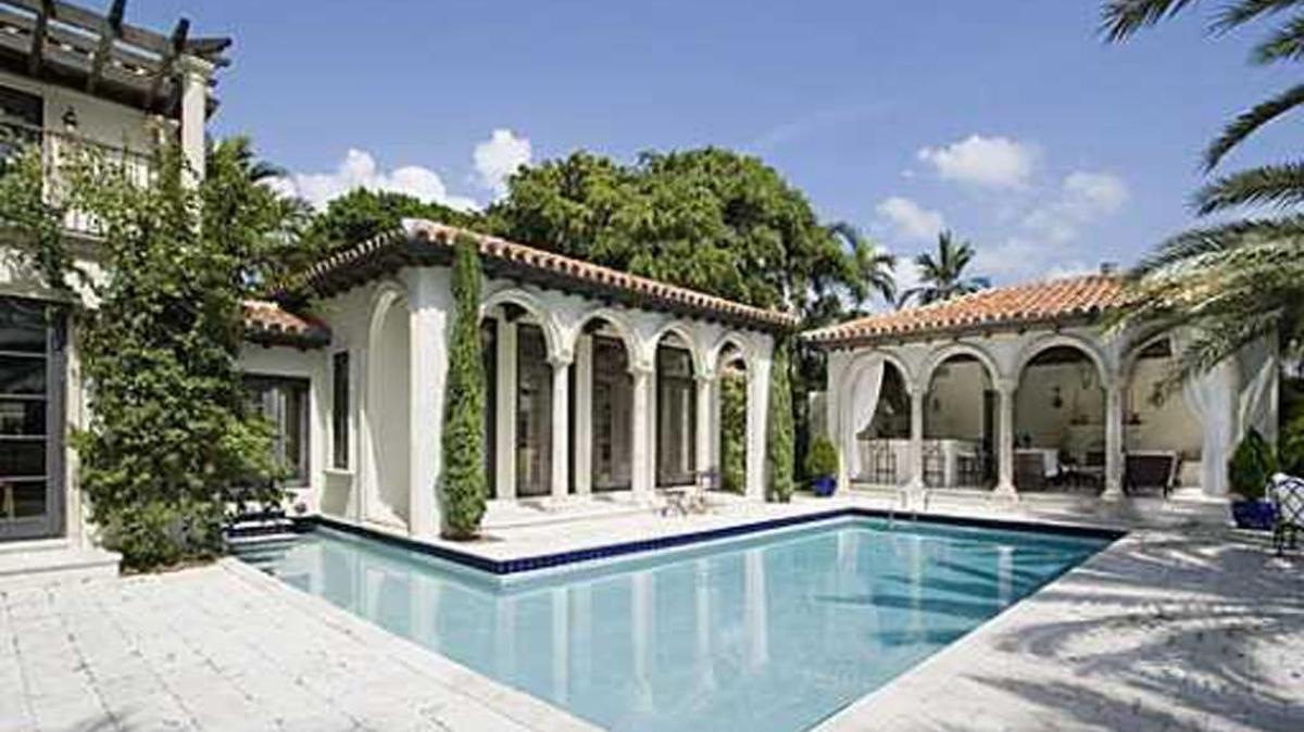 La piscina de la antigua casa de Harvey Ross, en La Gorce. La mansión se vendió en el 2010 por $ 9.5 millones.