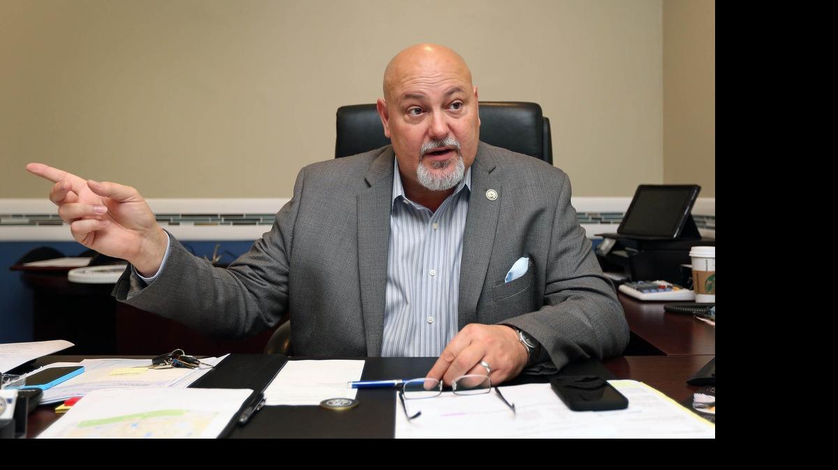
El alcalde de Sweetwater, Orlando López, durante una entrevista con reporteros de el Nuevo Herald el pasado viernes 12 de junio.


