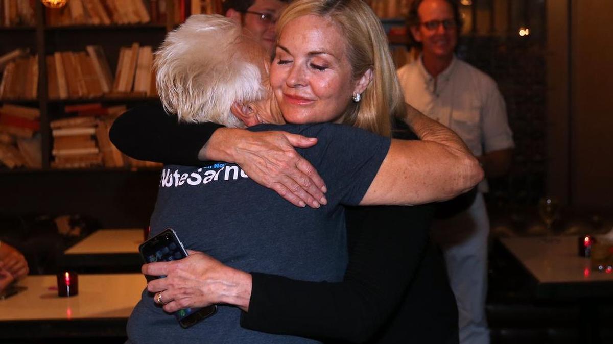 La candidata Teresa Sarnoff recibe el saludo de una simpatizante en el Greenstreet Cafe de Coconut Grove, en la noche de las elecciones, el pasado martes 3 de noviembre.