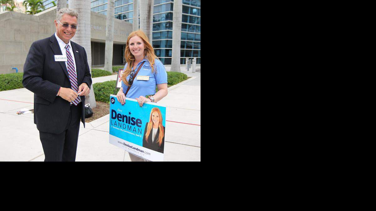 
Gustavo Blachman y su contrincante Denise Landman posan frente al recinto de votaciones en Aventura el 04 de noviembre de 2014.
