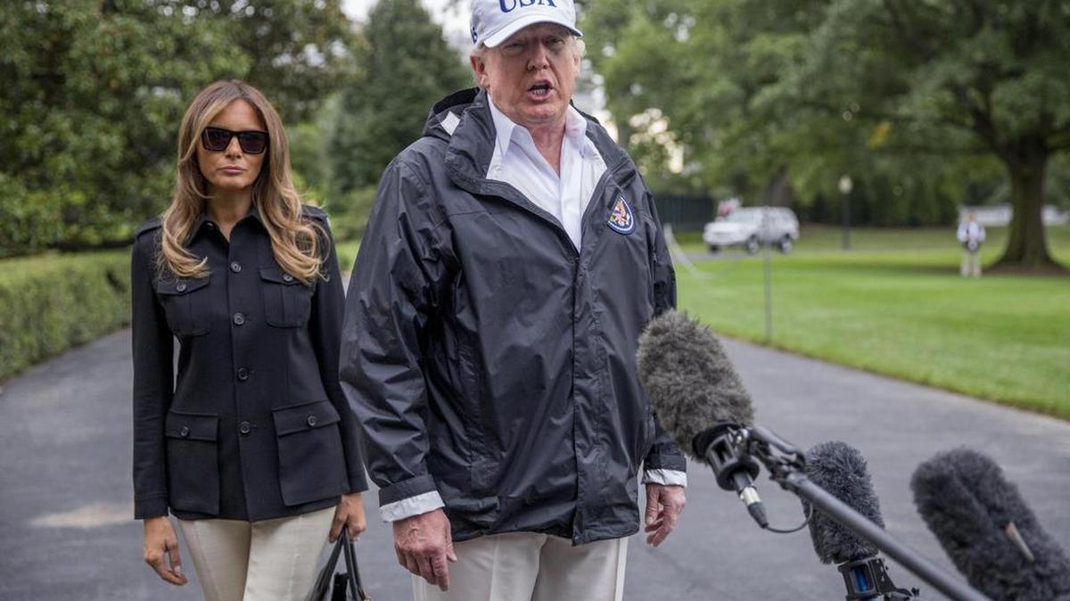 El presidente estadounidense, Donald Trump (d), en presencia de su esposa, Melania Trump, se dirige a los medios antes de embarcar en el Marine One en la Casa Blanca en Washington DC, Estados Unidos, el14 de septiembre de 2017.